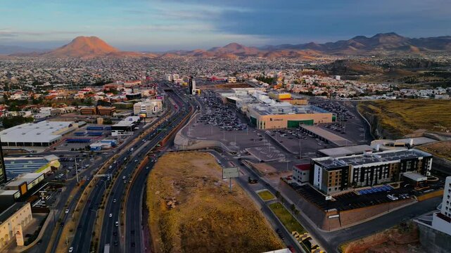 Vista de Ciudad Chihuahua en el atardecer, periferico de la juventud y edificios en Chihuahua