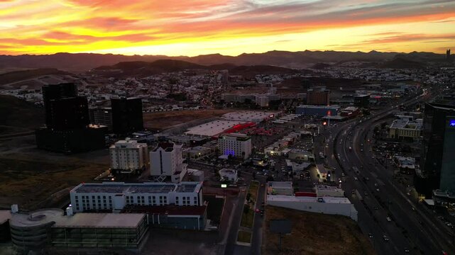 Vista de Ciudad Chihuahua en el atardecer, periferico de la juventud y edificios en Chihuahua
