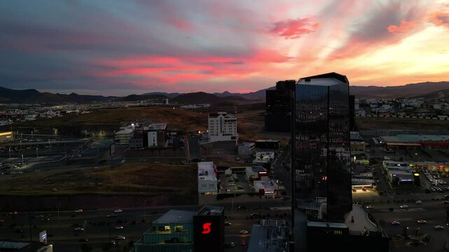 Vista de Ciudad Chihuahua en el atardecer, periferico de la juventud y edificios en Chihuahua