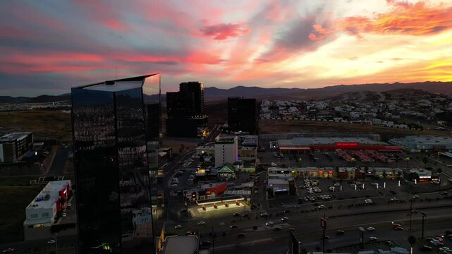 Vista de Ciudad Chihuahua en el atardecer, periferico de la juventud y edificios en Chihuahua