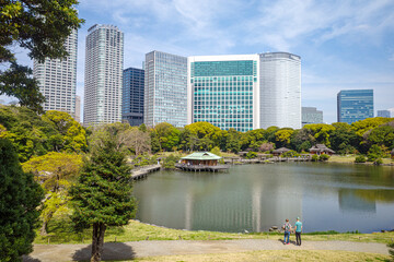 東京都・浜離宮恩賜庭園の茶屋と汐留のビル群を望む