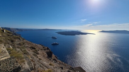 Obraz premium Santorini: A Stunning Blend of Volcanic Caldera and Beautiful Beaches 🌋🏝️🌊