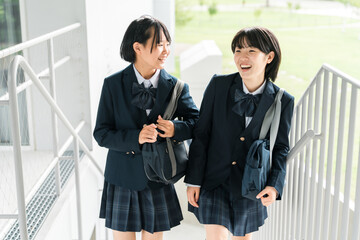 登校・下校・通学する小学生・中学生・高校生（階段）
