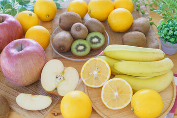 テーブルいっぱいの果物｜キウイ・リンゴ・バナナ・レモン