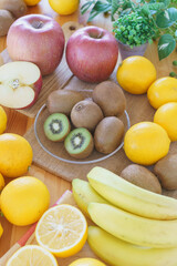 テーブルいっぱいの果物｜キウイ・リンゴ・バナナ・レモン