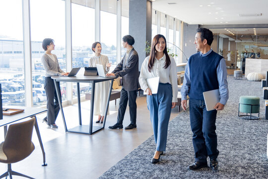 デザイナーズオフィスで働く人々