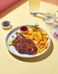 Filete de res con papas fritas