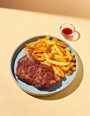 Filete de res con papas fritas