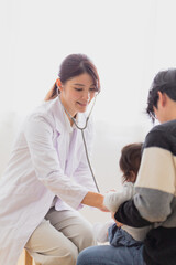 Fototapeta premium 赤ちゃんの心音を聞く医師