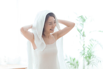 タオルで髪の毛を拭く女性
