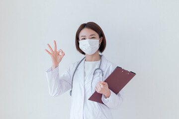 白衣を着た女性のポートレート