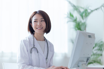 パソコンに向かう白衣の女性