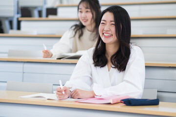講義中の大学生