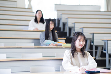 講義を受ける大学生