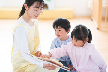 読み聞かせをする保育士