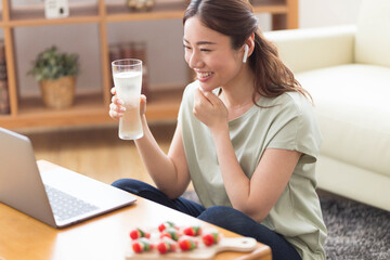 オンライン飲み会をする女性
