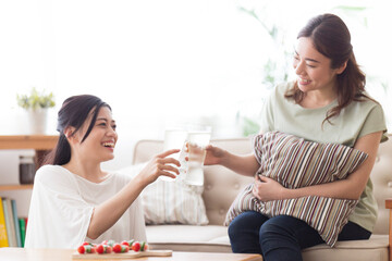 家飲みする女性