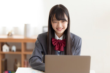 オンライン授業を受ける中学生
