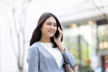 街中を歩く女性