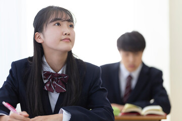授業を受ける高校生