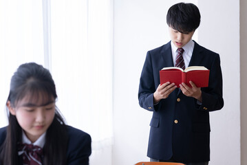 授業を受ける高校生