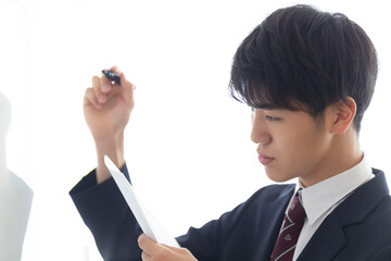 解答を書く高校生