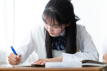 授業を受ける高校生