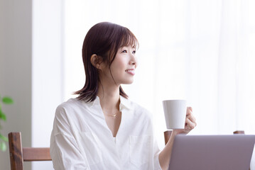 マグカップを持つ女性