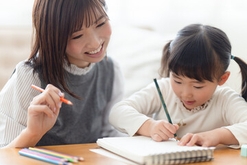 お絵描きする親子