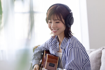 ギターを弾く女性