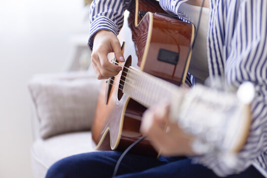 ギターを弾く女性の手元