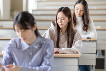 講義を受ける大学生
