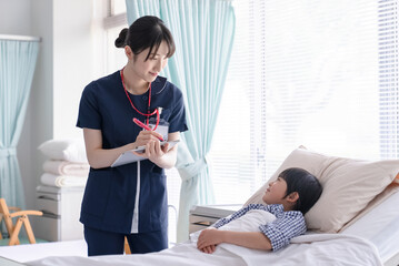 看護師と患者の男の子