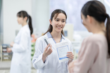 Fototapeta premium 薬を渡す薬剤師