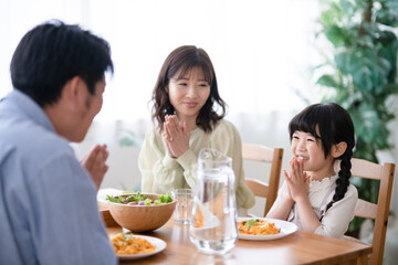 食卓を囲む家族