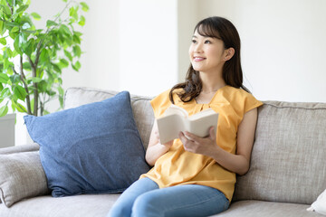Obraz premium 本を読む女性