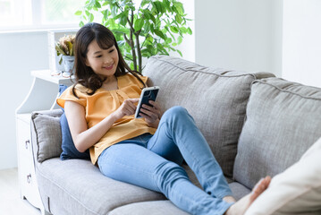 Obraz premium スマホを見る女性