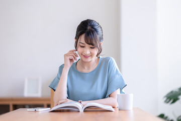 本を読む女性