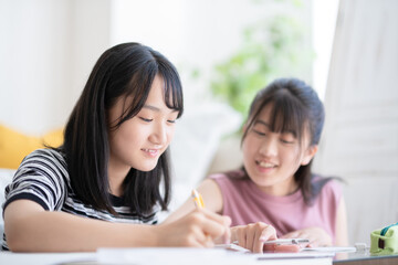 Fototapeta premium 自宅で勉強する学生
