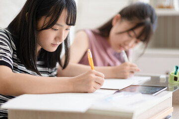 自宅で勉強する学生