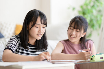 Obraz premium 自宅で勉強する学生