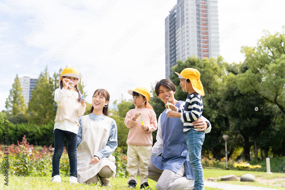 Poster 公園で遊ぶ保育士と園児