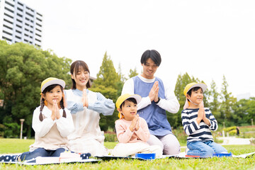 公園でお弁当を食べる家族