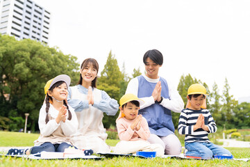 公園でお弁当を食べる家族