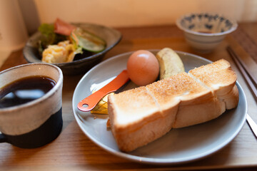 トーストとコーヒーを飲む朝食