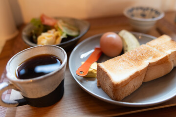 トーストとコーヒーを飲む朝食