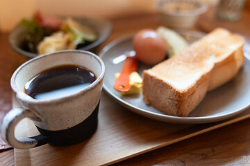トーストとコーヒーを飲む朝食