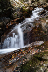 Fototapeta premium 美しい滝のある風景