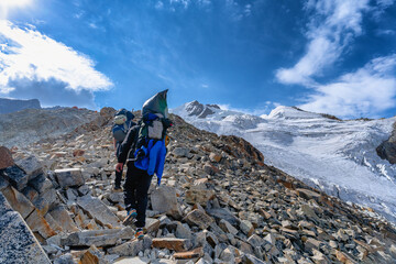 氷河に覆われたワイナポトシ - 登山者の挑戦