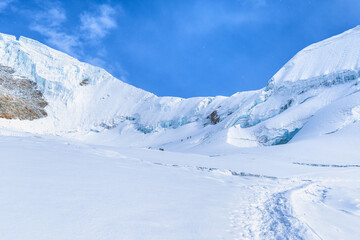 氷河に覆われたワイナポトシ - 登山者の挑戦
